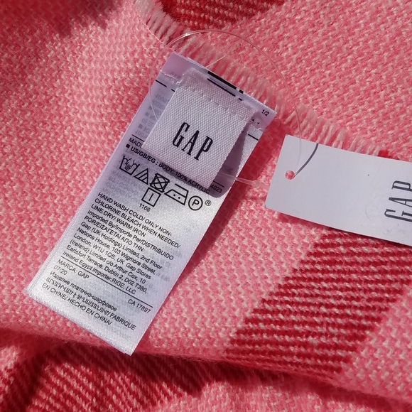 GAP Scarf. NWT - Picture 4 of 5